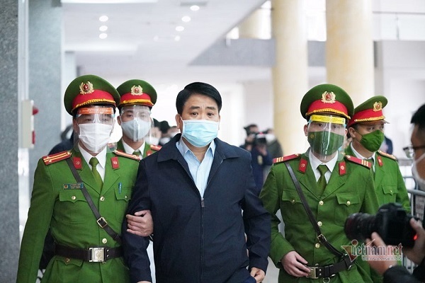 Hình ảnh dẫn giải cựu Chủ tịch Hà Nội Nguyễn Đức Chung đến tòa
