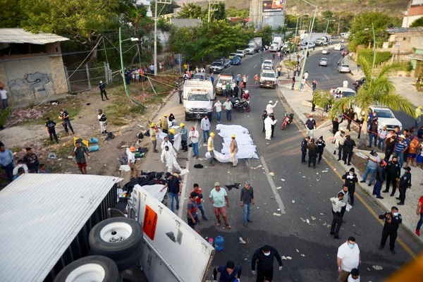 Xe chở dân di cư ở Mexico bị lật, hơn trăm người thương vong