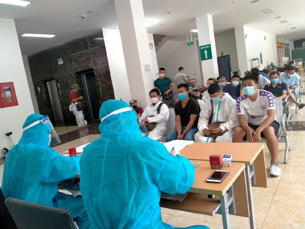 Cán bộ Phòng Quản lý xuất nhập cảnh Lạng Sơn thích ứng với đại dịch