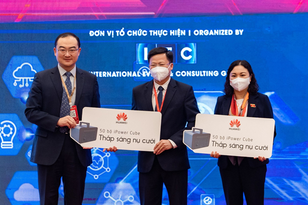 Huawei Việt Nam tặng 100 bộ trạm sạc dự phòng cho các trường vùng xa