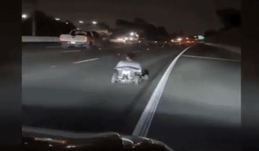 Bất chấp nguy hiểm câu view, YouTuber chạy xe đua tự chế trên cao tốc