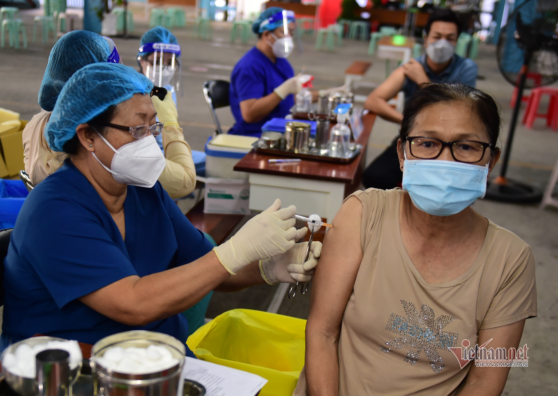 TP.HCM bắt đầu tiêm vắc xin mũi 3 cho người dân