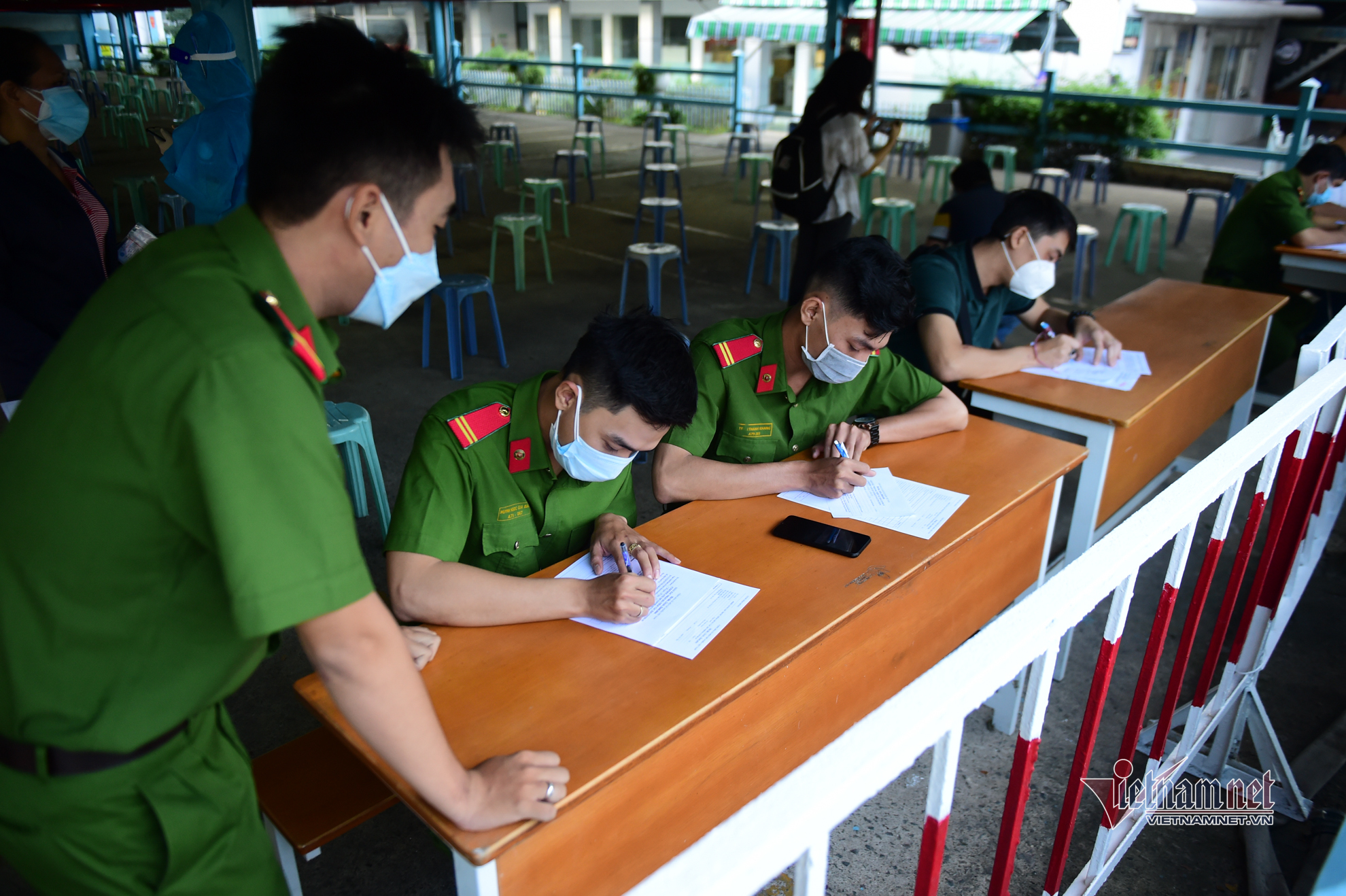 TP.HCM bắt đầu tiêm vắc xin mũi 3 cho người dân