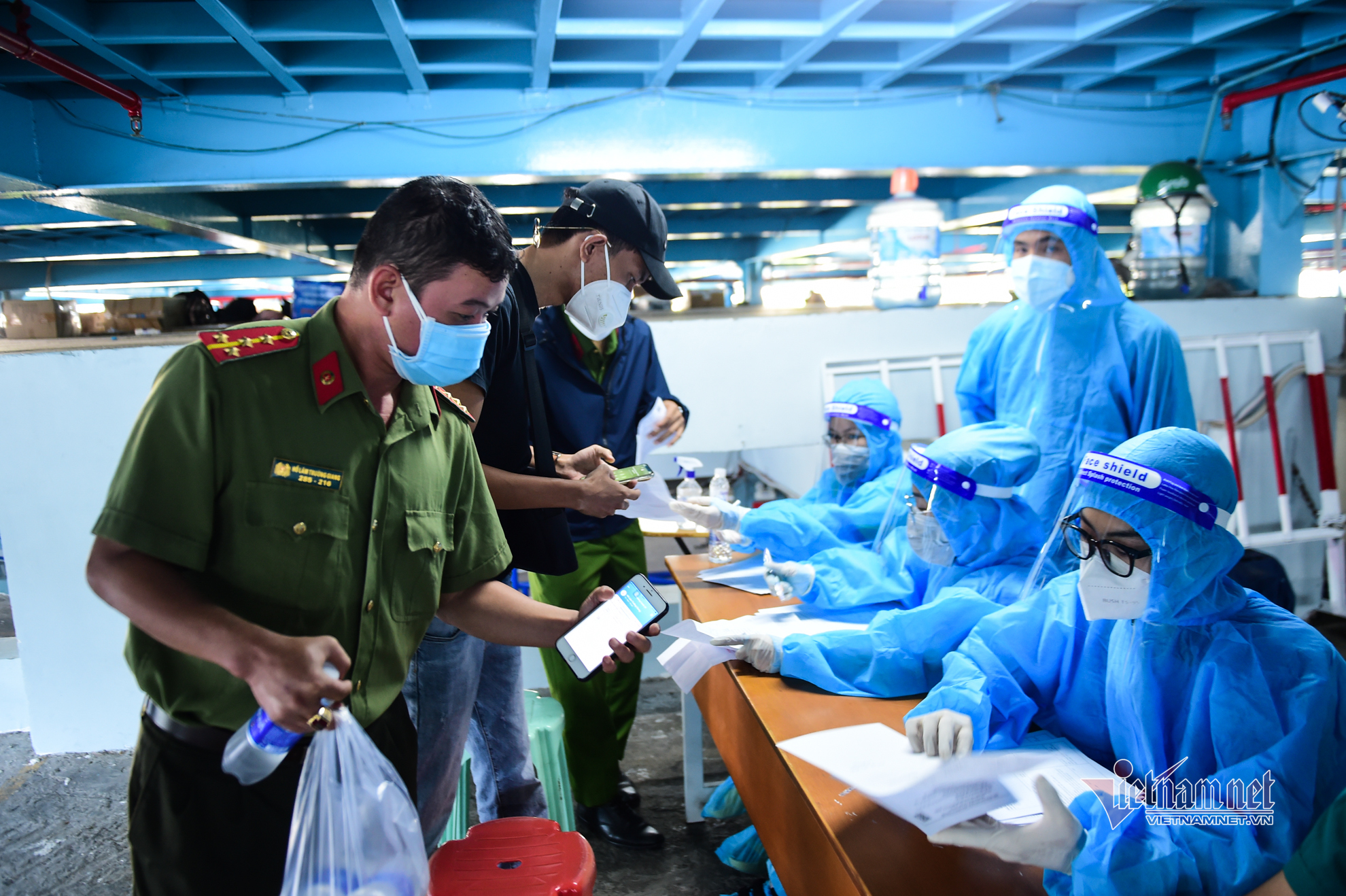 TP.HCM bắt đầu tiêm vắc xin mũi 3 cho người dân