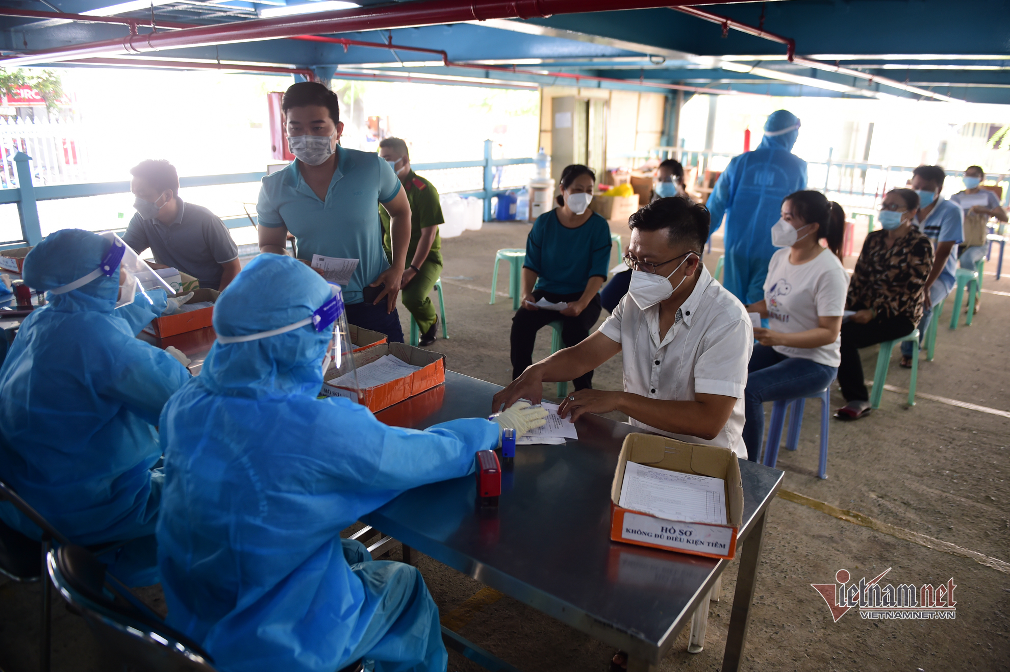 TP.HCM bắt đầu tiêm vắc xin mũi 3 cho người dân