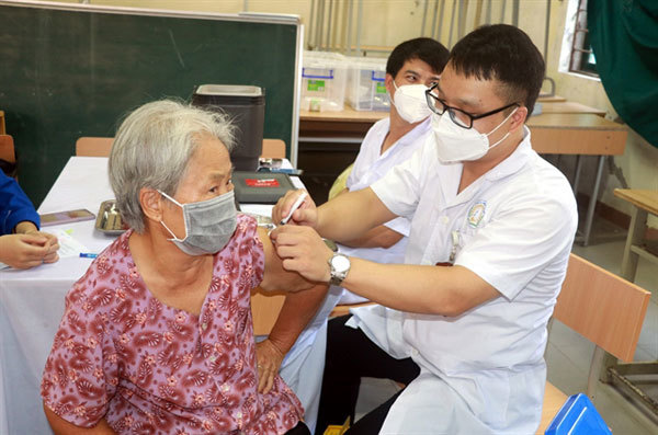 VN plans to secure enough COVID-19 vaccines for booster shots by June 2022, in talks for shots for children aged 5-11