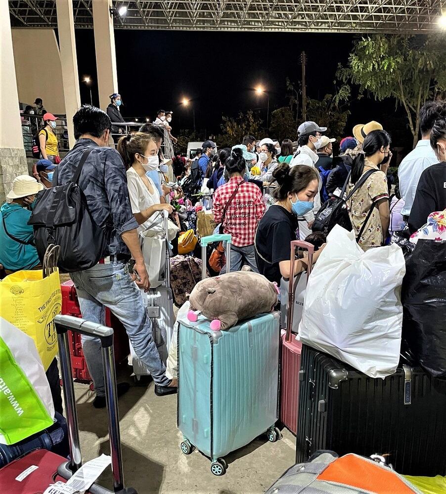 Commercial flights yet to resume, overseas Vietnamese return via Cambodia