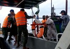 Năm ngư dân thoát chết trong vụ sóng đánh chìm tàu ở Quảng Nam