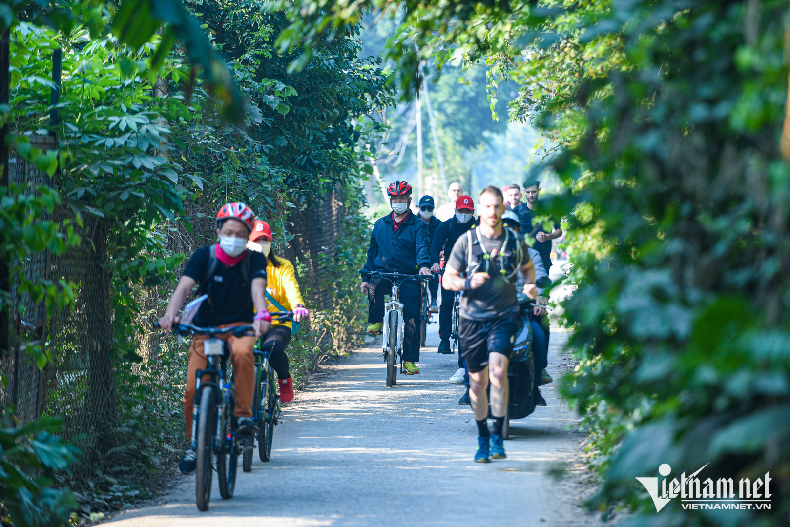 Đạp xe, chèo SUP, bay dù: Loạt tour 'ăn chơi xả hơi' kì nghỉ Tết Dương lịch ở Hà Nội