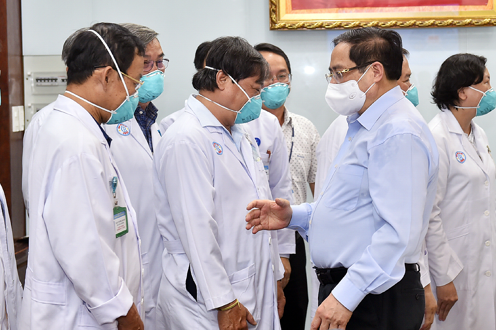 Thủ tướng yêu cầu Bộ trưởng Y tế có giải pháp khắc phục tình trạng can bộ y tế nghỉ việc