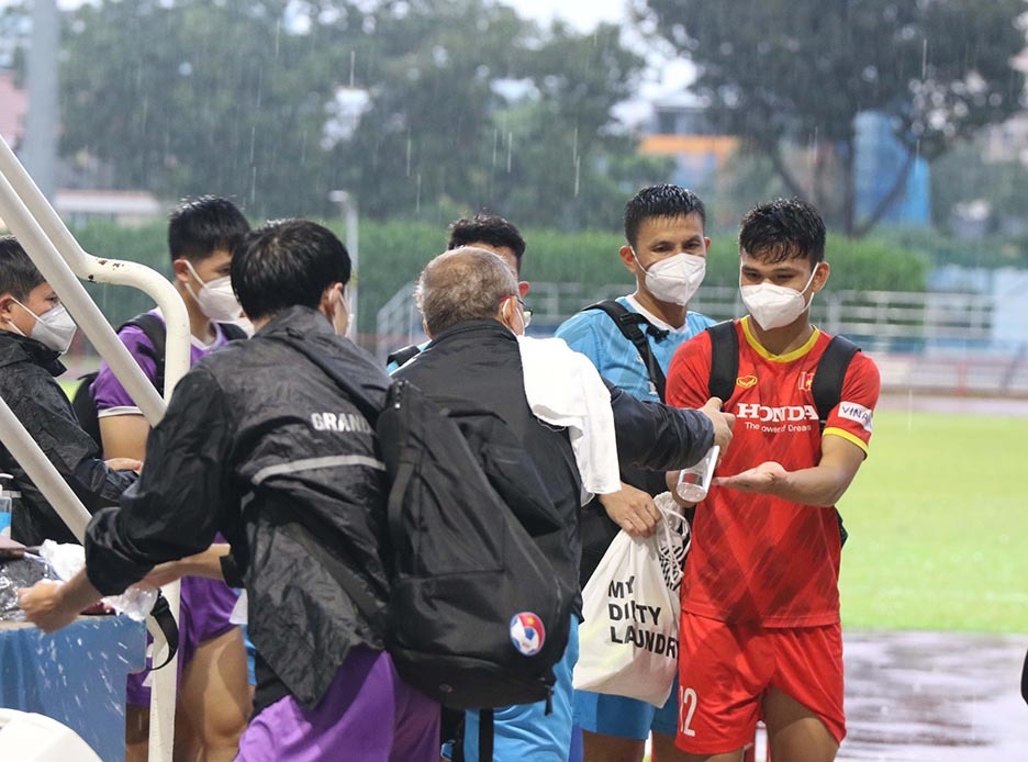 Tuyển Việt Nam... dẫn bàn Malaysia trước 'chung kết bảng B'