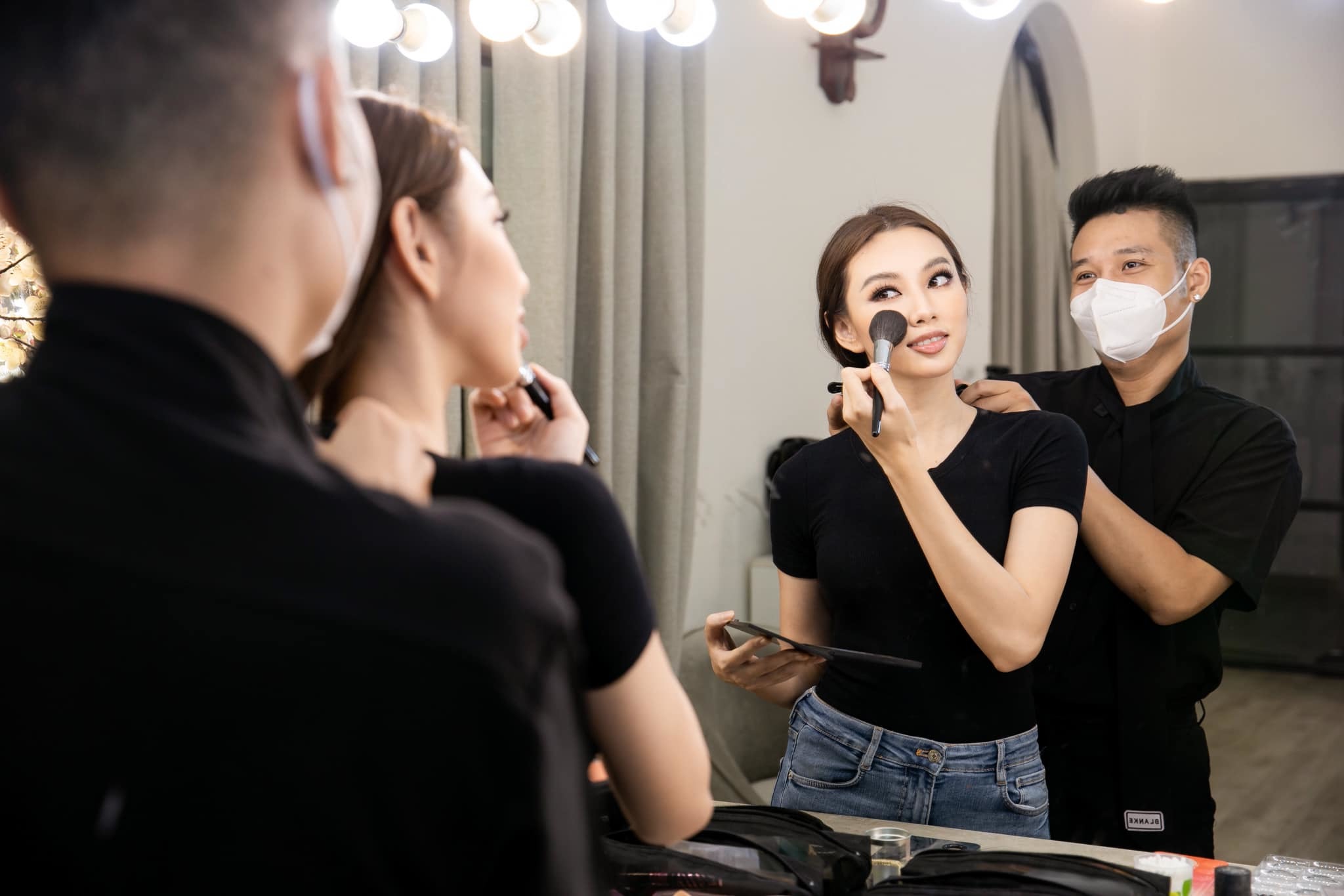 Hai 'phù thủy trang điểm' giúp Hoa hậu Thuỳ Tiên tỏa sáng