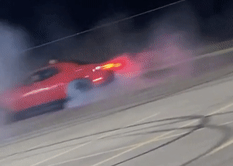 Drift khoe mẽ, xế cưng nổ lốp, rách toạc đuôi xe