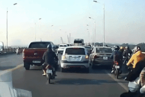 Nóng trên đường: Những pha "bon chen" đáng xấu hổ của tài xế Việt
