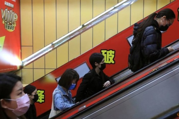 Số ca Omicron ở Anh tăng mạnh, quan chức Australia kêu gọi nới hạn chế