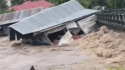 Hai ngôi nhà bị lũ cuốn trôi, vò nát trong vài giây