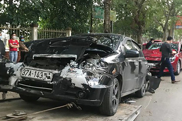 Nữ tài xế tông liên hoàn 5 ô tô, chuyển hình sự xử lý
