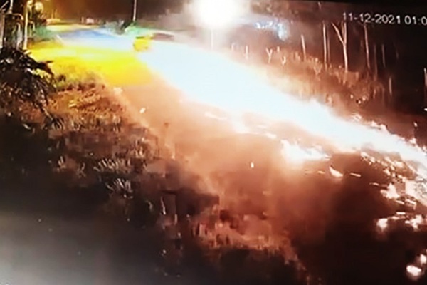 Xe bán tải kéo lê xe máy biển xanh tháo chạy tóe lửa 2km ở TP.HCM