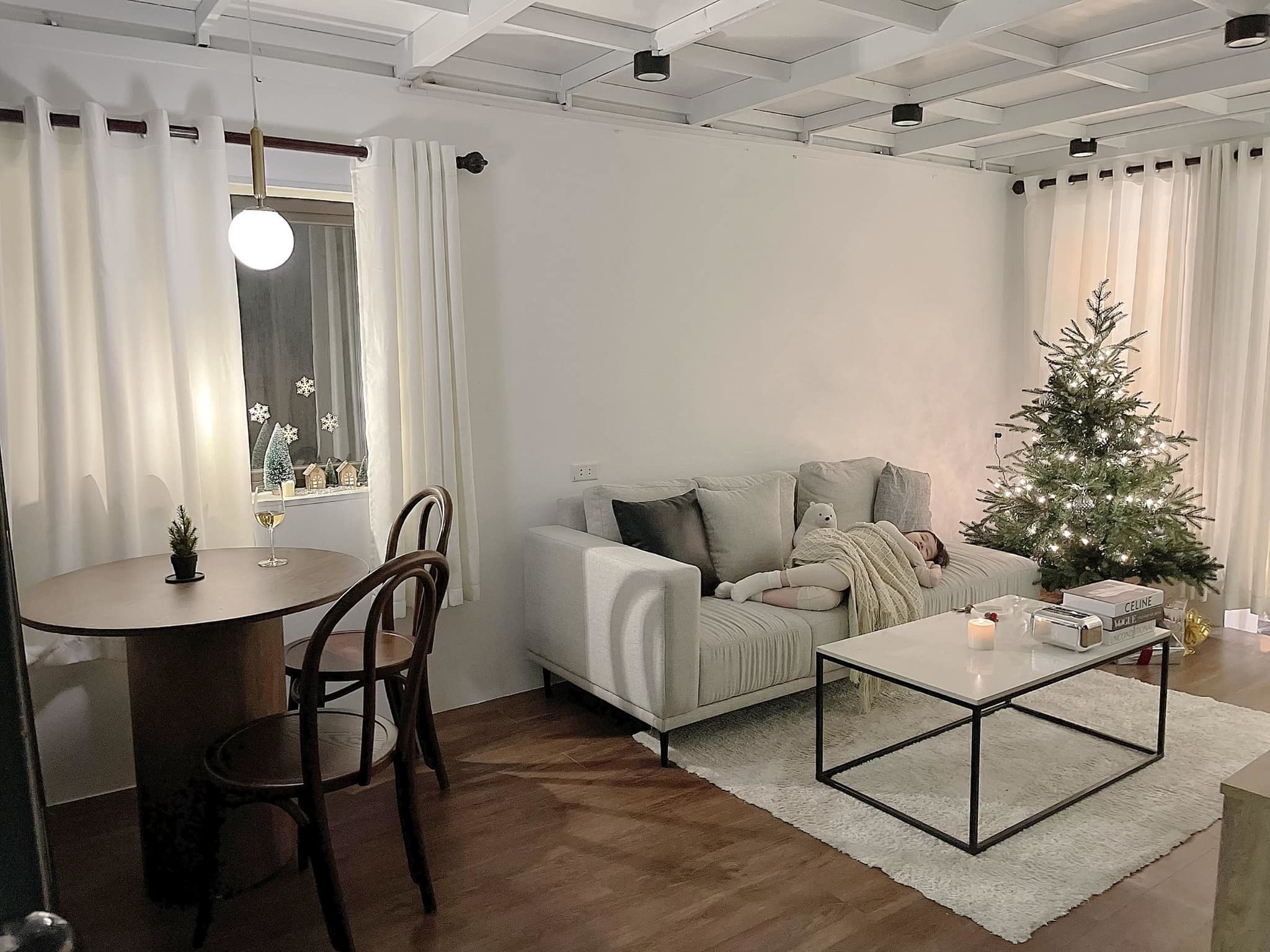 Trang trí nhà đón Giáng sinh đơn giản nhưng ấm cúng của bà mẹ một con Hải Phòng
