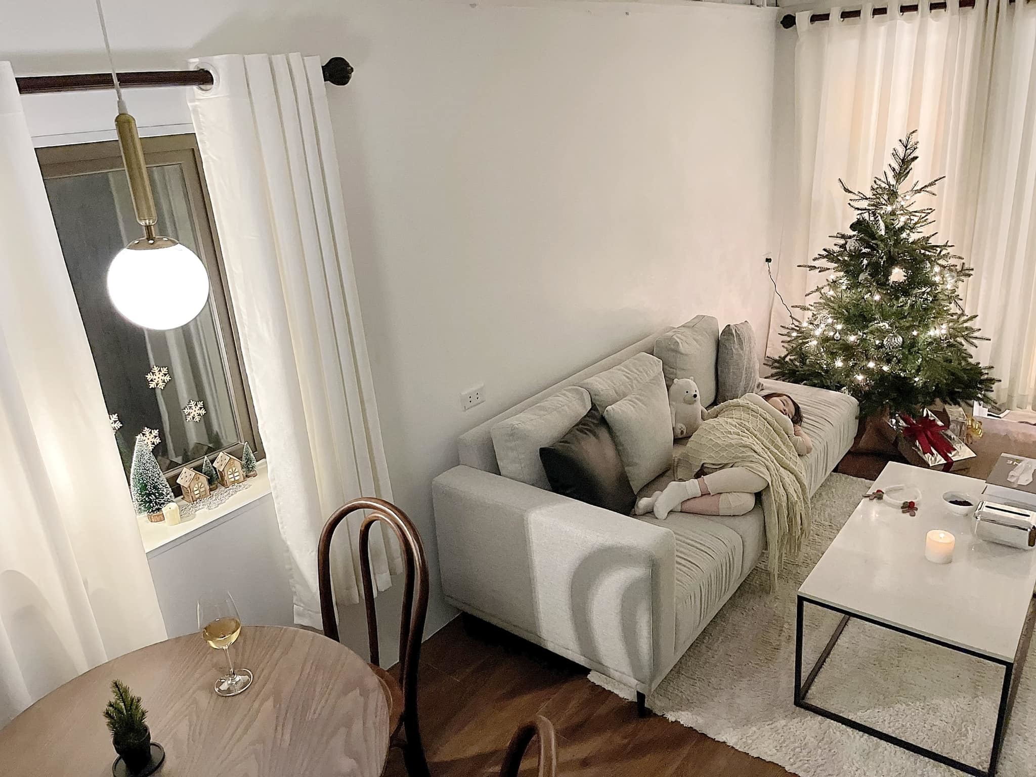 Trang trí nhà đón Giáng sinh đơn giản nhưng ấm cúng của bà mẹ một con Hải Phòng