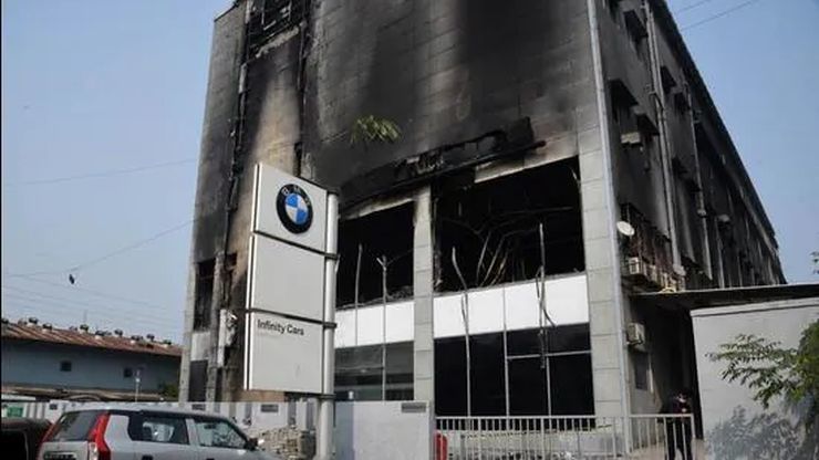 45 xe BMW bị thiêu rụi trong vụ cháy kéo dài 7 giờ