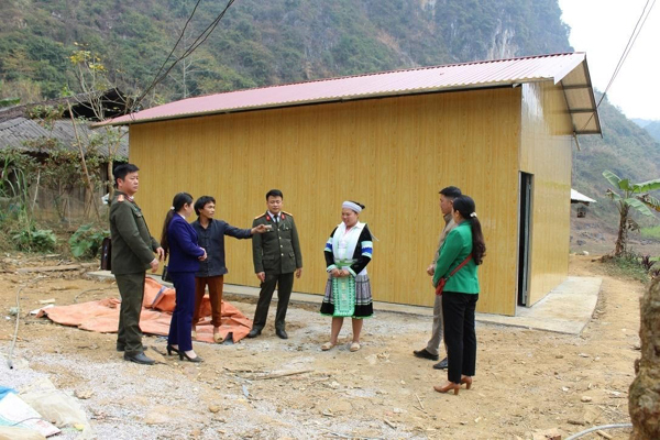 Hàng trăm hộ nghèo vùng biên giới ở Cao Bằng được hỗ trợ làm nhà ở