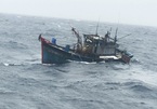 Xuyên đêm cứu hộ 15 ngư dân cùng tàu cá trôi dạt trên biển