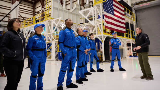 Công ty của tỷ phú Jeff Bezos đưa 6 người vào vũ trụ thành công