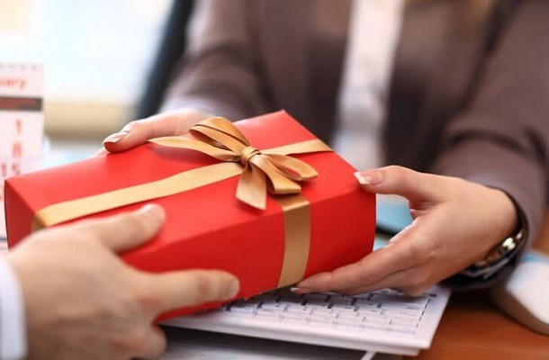 Nhận quà biếu 55 triệu đồng, 2 công chức ở Đà Nẵng bị kỷ luật