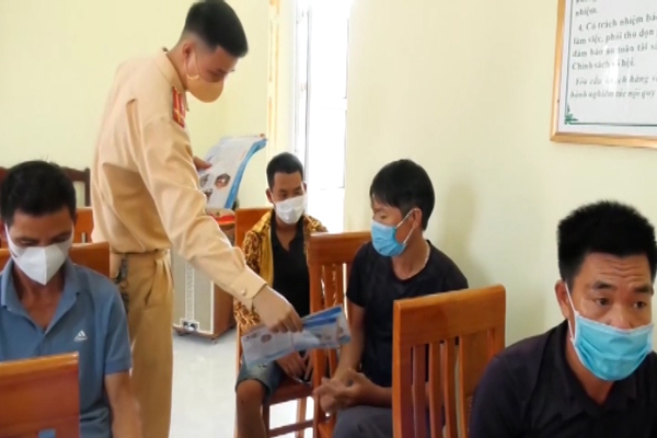 Công an Lạng Sơn đảm bảo an toàn giao thông, phòng dịch Covid-19