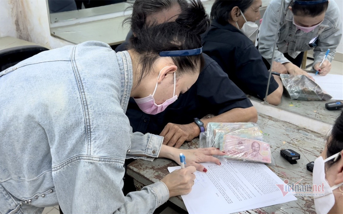Trịnh Kim Chi trao 244 triệu đồng tiền bảo hiểm cho vợ chồng Thương Tín