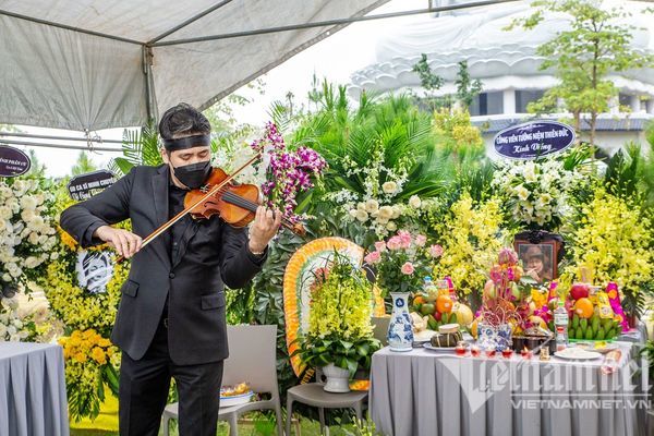 Xúc động khoảnh khắc Bùi Công Duy chơi đàn bên mộ nhạc sĩ Phú Quang