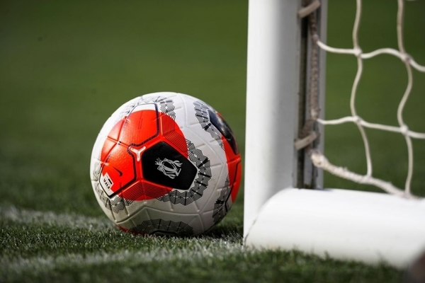 Covid-19 càn quét giải Ngoại hạng Anh, thêm nước có ca Omicron đầu tiên