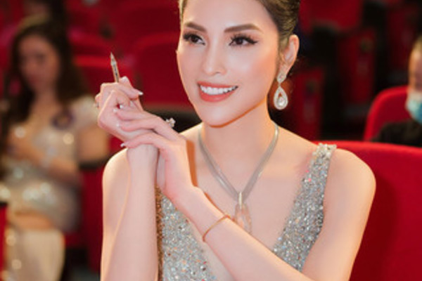 Kim Huyền Sâm xinh đẹp trong đêm chung kết Giọng ca vàng Bolero 2021