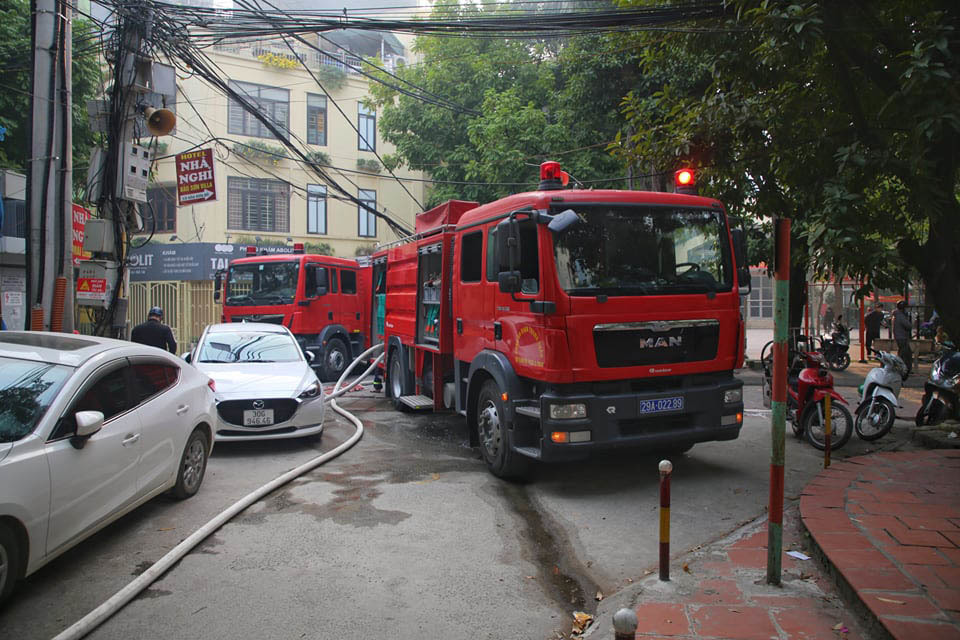 Cảnh sát Hà Nội điều 6 xe cứu hoả chữa cháy tại ngôi nhà 5 tầng ở Thanh Xuân