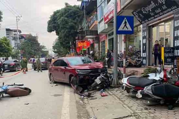 Tài xế nghi say rượu, lái ô tô đi ngược chiều tông loạn xạ ở Lào Cai