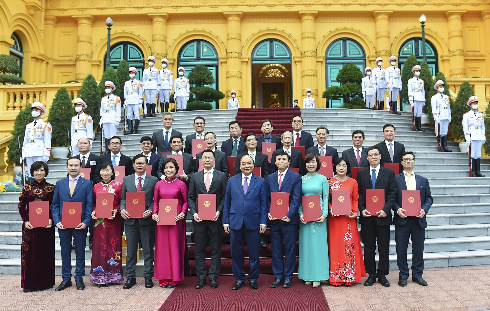 Chủ tịch nước trao quyết định phong hàm cho 26 đại sứ