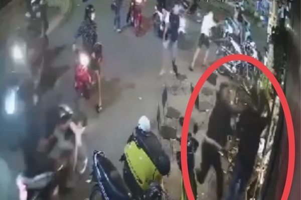 Hàng chục thanh niên xông vào quán cà phê đập phá, chém loạn xạ