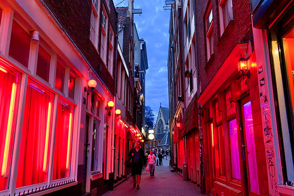 Nỗi lòng cư dân sống giữa phố đèn đỏ đình đám nhất thế giới ở Hà Lan