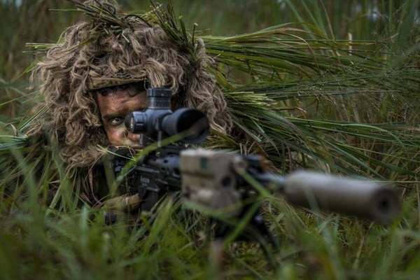 Xem cách lính bắn tỉa Mỹ tự làm đồ ngụy trang chiến đấu