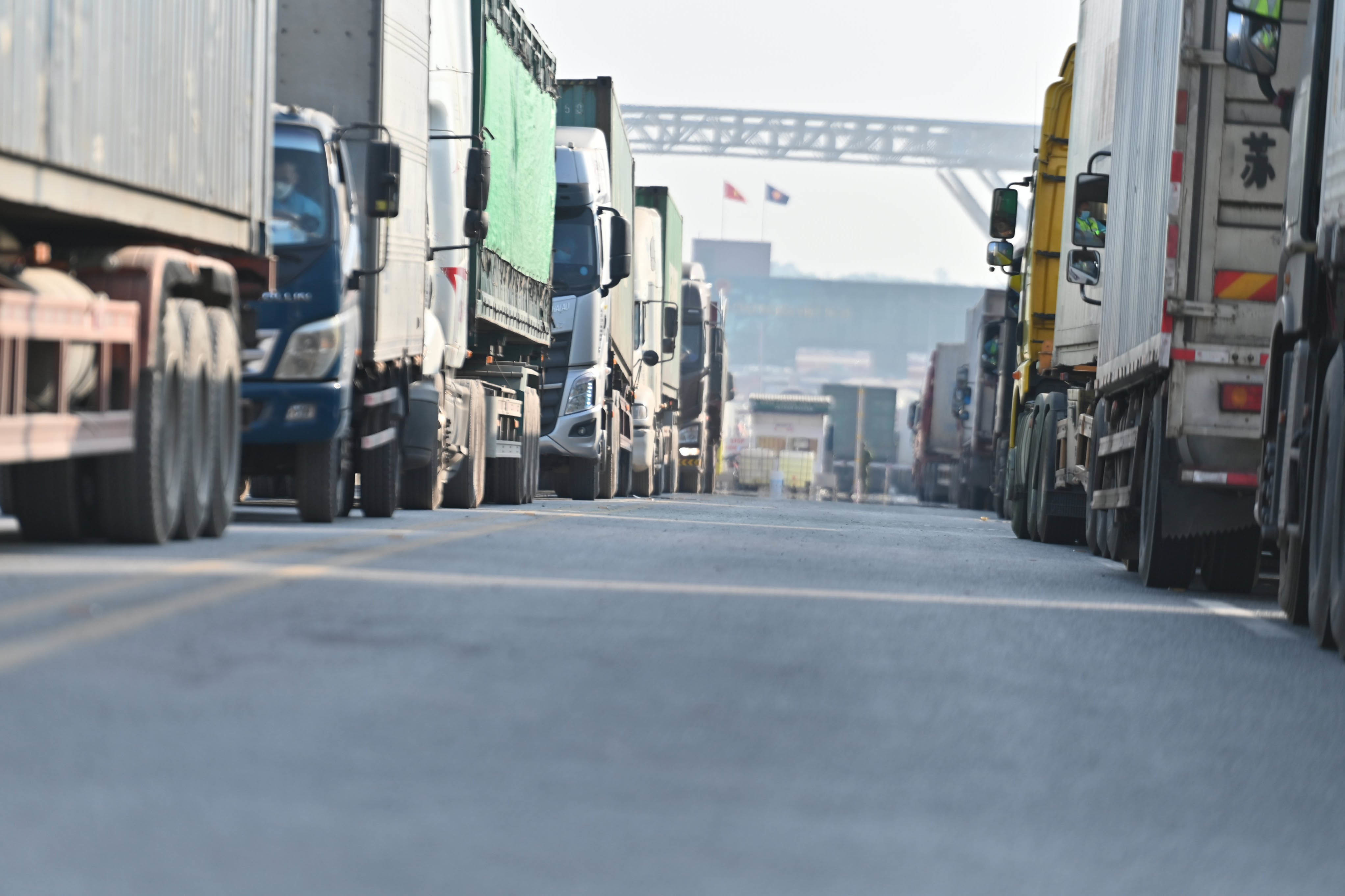 Nghìn xe container tắc ở cửa khẩu: Vạ vật vệ đường chờ thông hàng