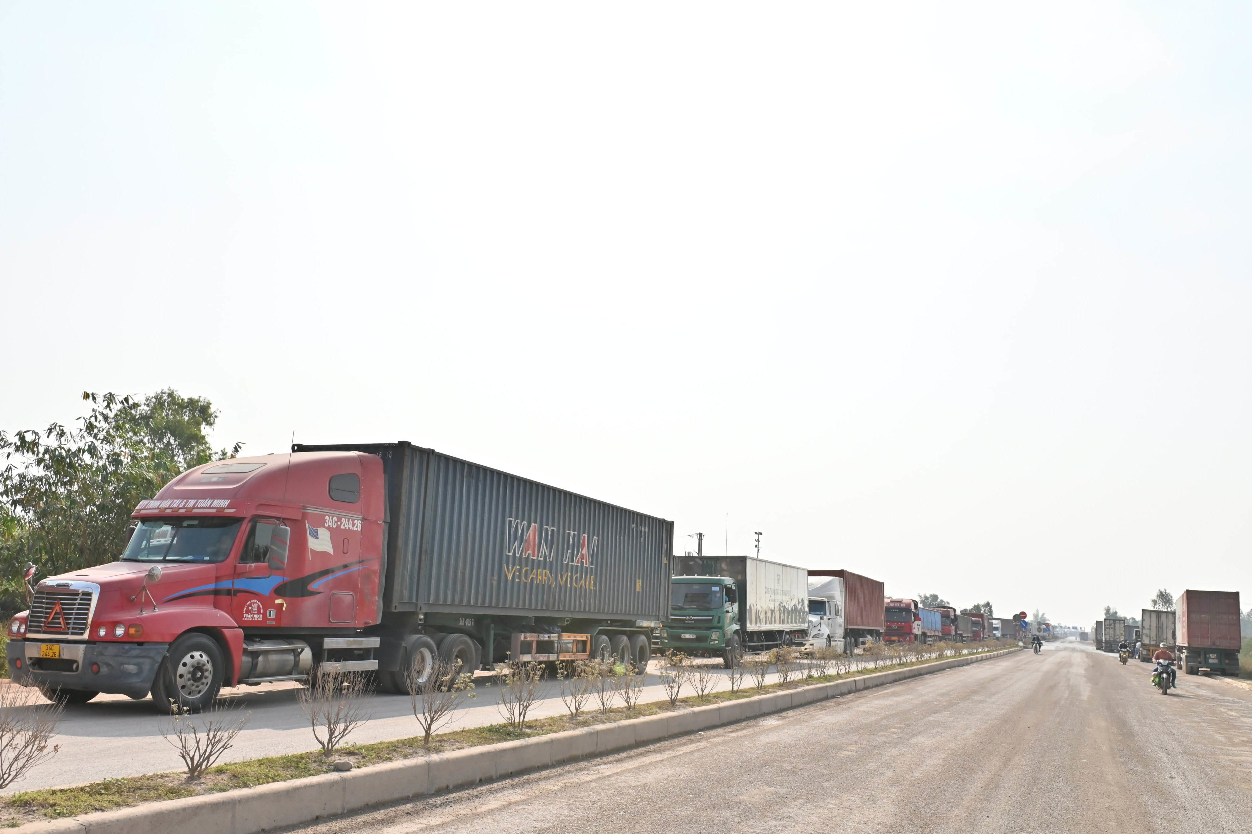 Nghìn xe container tắc ở cửa khẩu: Vạ vật vệ đường chờ thông hàng