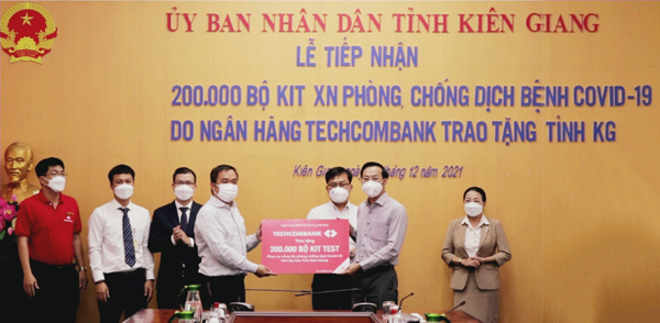 Techcombank tặng tỉnh Kiên Giang 200.000 bộ kit xét nghiệm Covid-19
