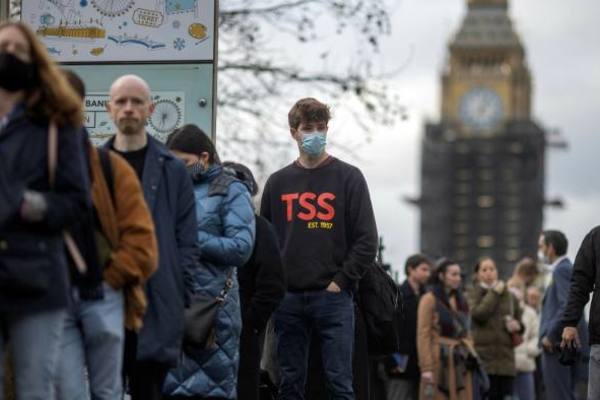 Anh chạm đỉnh ca nhiễm mới, Omicron tiếp tục lan rộng