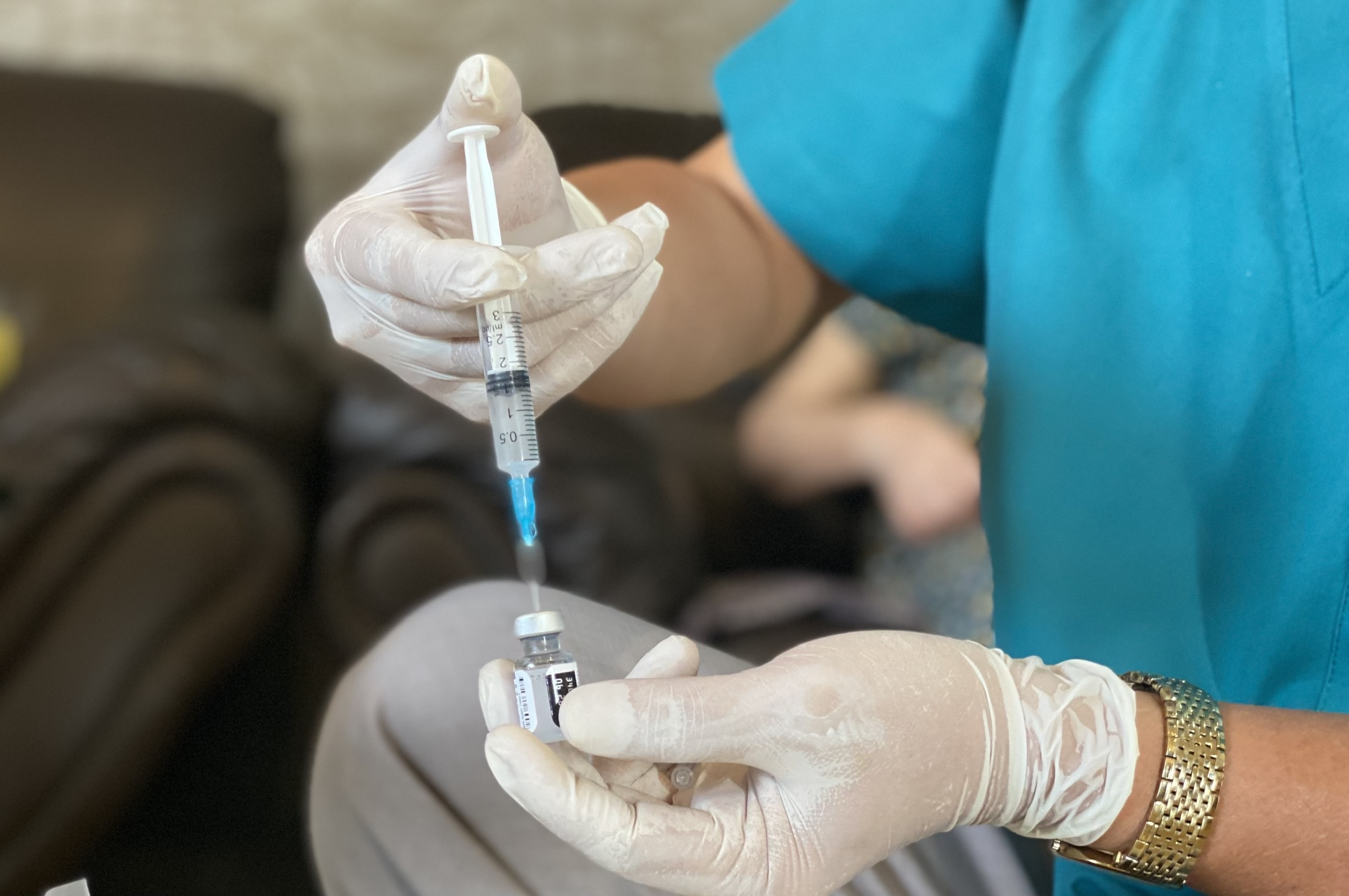 Hai nhóm người phải trì hoãn tiêm vắc xin Covid-19 theo quy định mới nhất