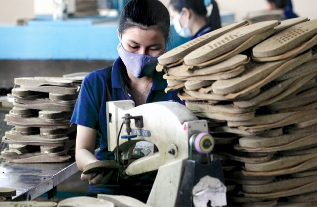 Giảm thuế VAT, trực tiếp hạ giá, kích dân mua sắm Tết