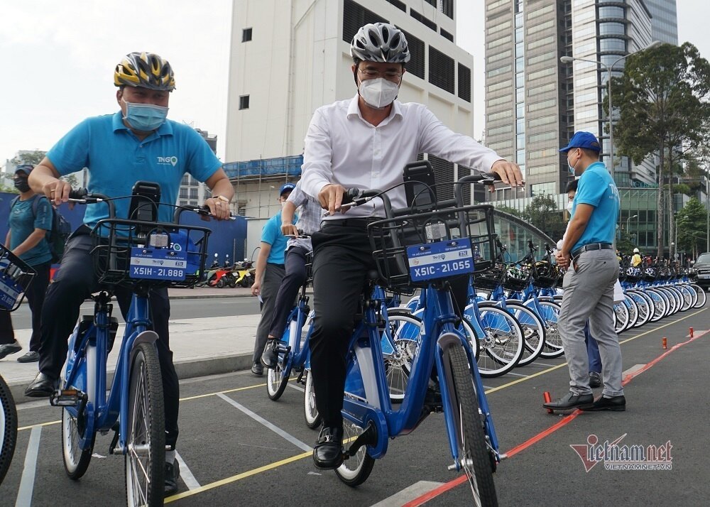 HCMC transport director sings while using new public bicycle service
