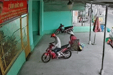 Người bán vé số mạo hiểm mạng sống giằng giữ xe, trộm tăng ga kéo lê 30m