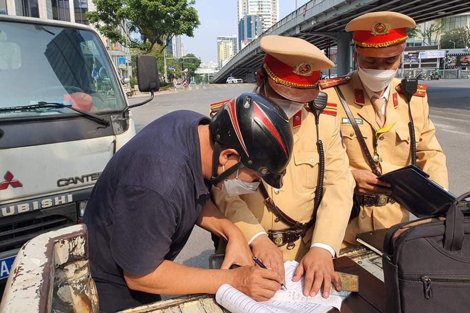 Né 'vùng cam' ở Hà Nội sang 'vùng xanh'  nhậu, gặp công an khỏi lái xe 23 tháng