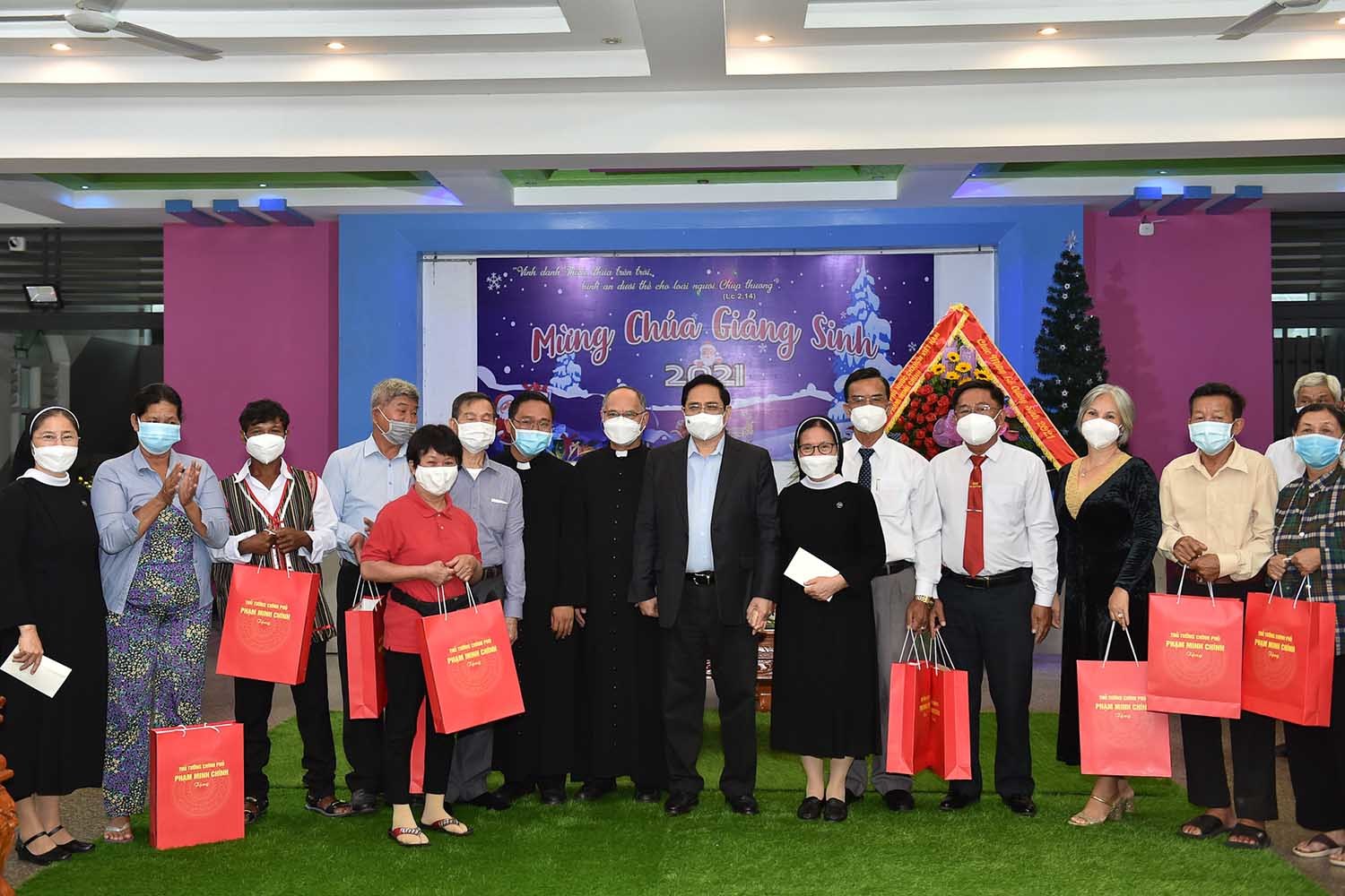 Thủ tướng chúc mừng lễ Giáng sinh, thăm và tặng quà đồng bào Công giáo tại Bà Rịa - Vũng Tàu